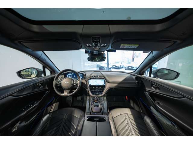 Aston Martin DBX 2
