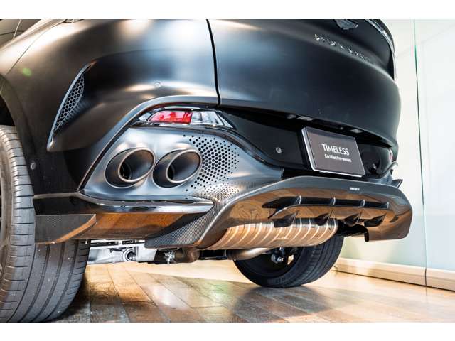 Aston Martin DBX 8