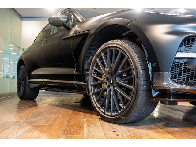 Aston Martin DBX 9