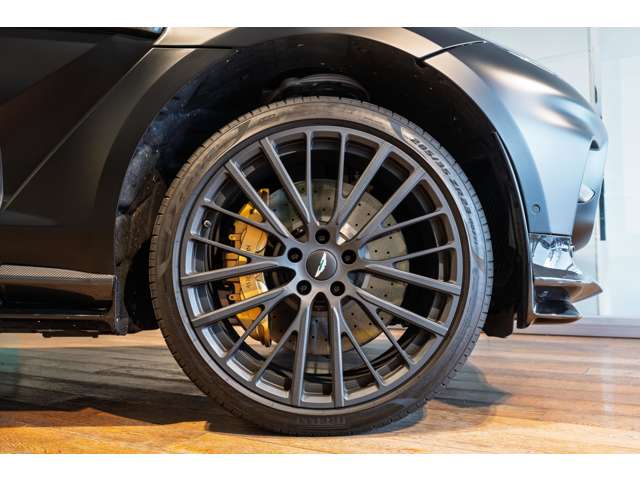 Aston Martin DBX 10