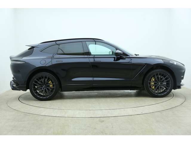 Aston Martin DBX 5