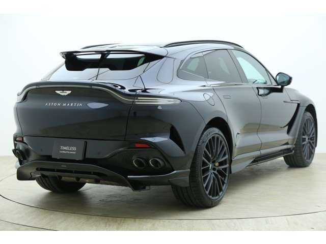 Aston Martin DBX 6