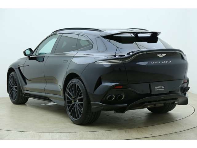 Aston Martin DBX 8