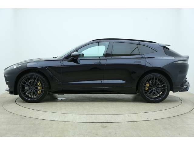 Aston Martin DBX 9