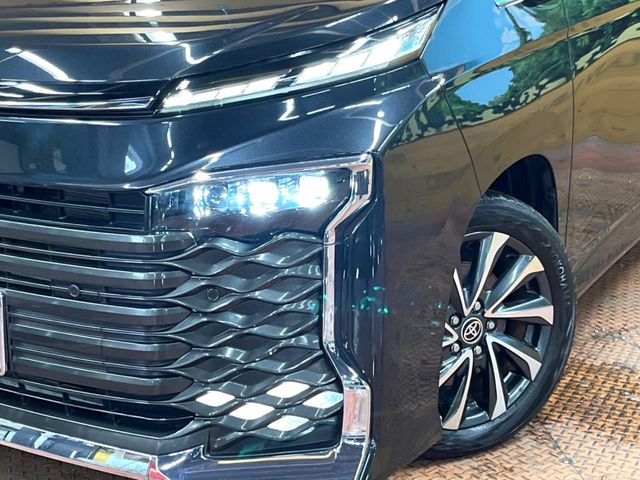 Toyota Voxy 12