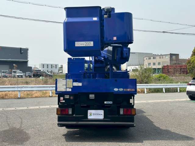 Isuzu Elf 7