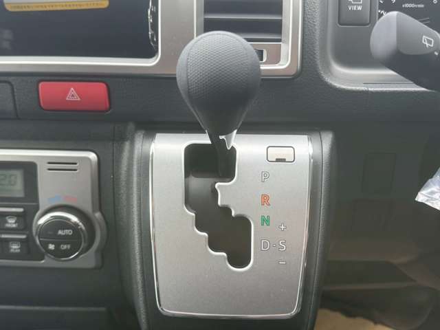 Toyota Hiace Van 12