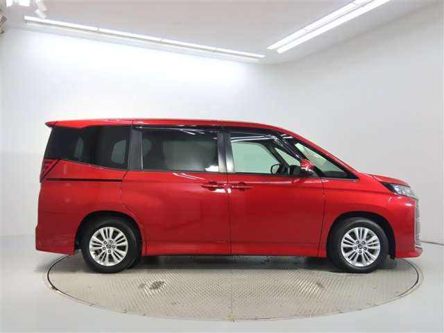Toyota Noah 4
