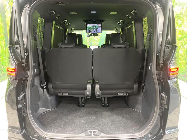 Toyota Voxy 11