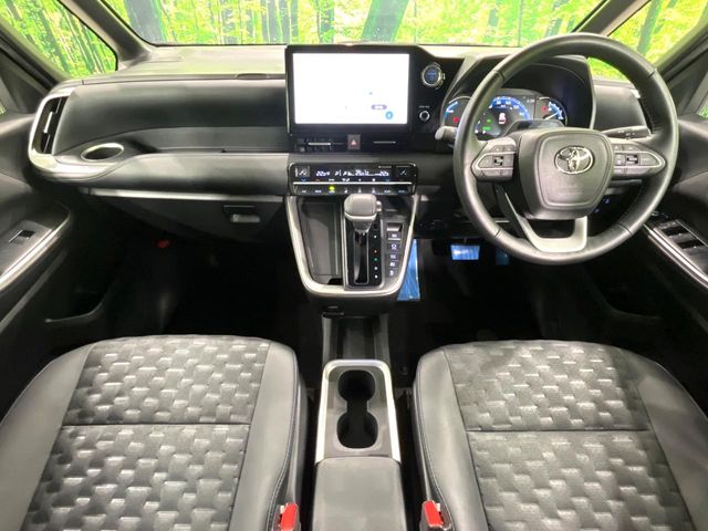 Toyota Voxy 2