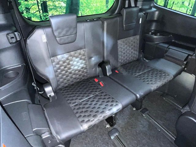 Toyota Voxy 10