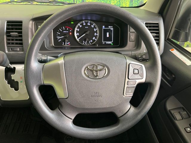 Toyota Hiace Van 11