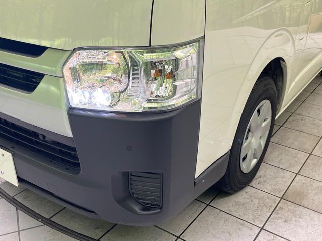Toyota Hiace Van 12