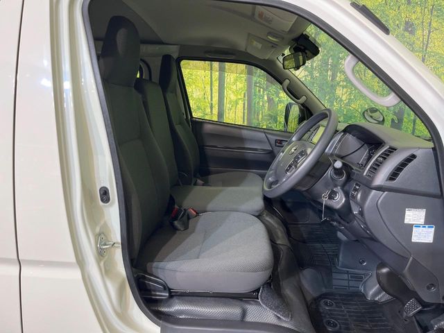 Toyota Hiace Van 8