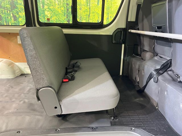 Toyota Hiace Van 9