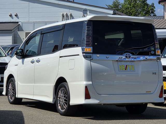 Toyota Voxy 11