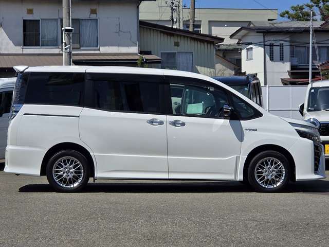 Toyota Voxy 12