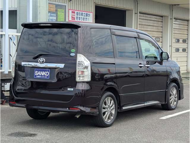 Toyota Voxy 8