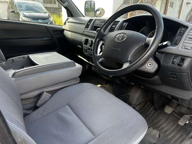 Toyota Hiace Van 5