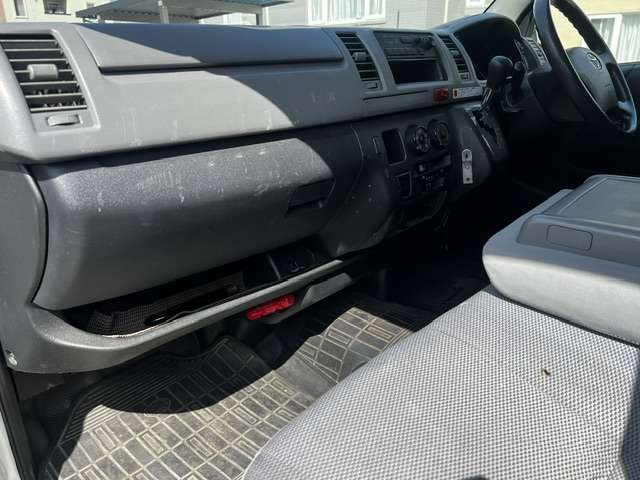 Toyota Hiace Van 8