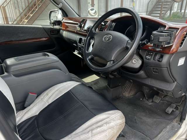 Toyota Hiace Van 5
