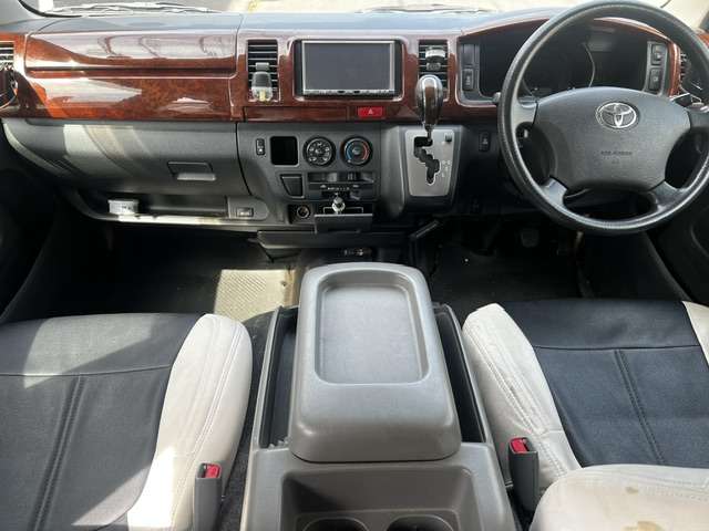 Toyota Hiace Van 6