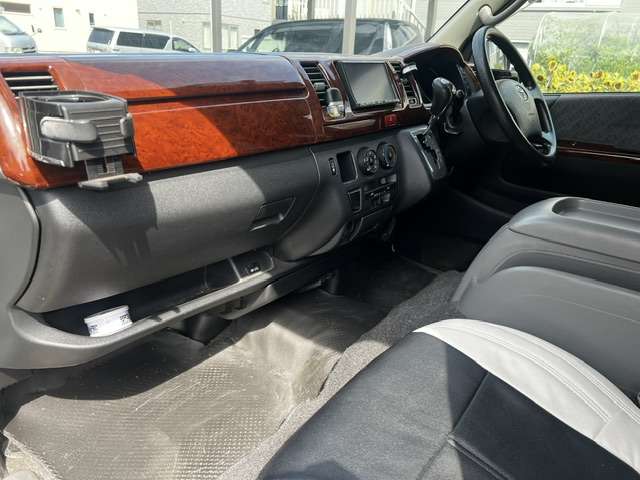 Toyota Hiace Van 7