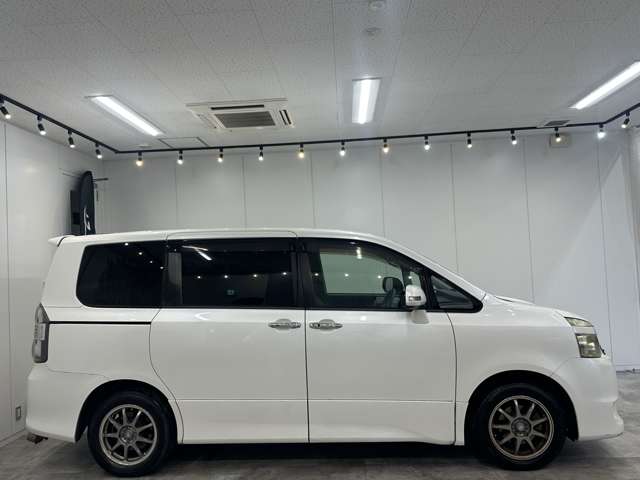 Toyota Voxy 5