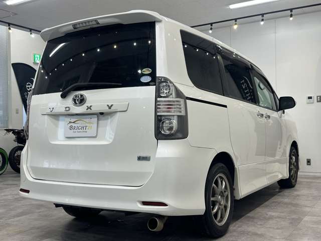 Toyota Voxy 8