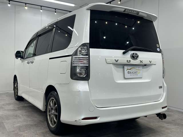 Toyota Voxy 9