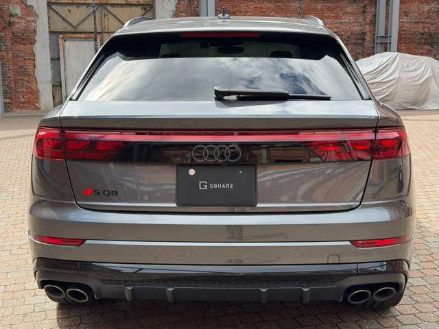 Audi SQ8 12