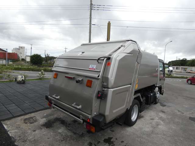 Isuzu Elf 7