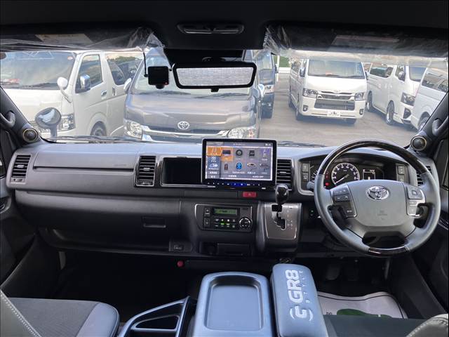 Toyota Hiace Van 4