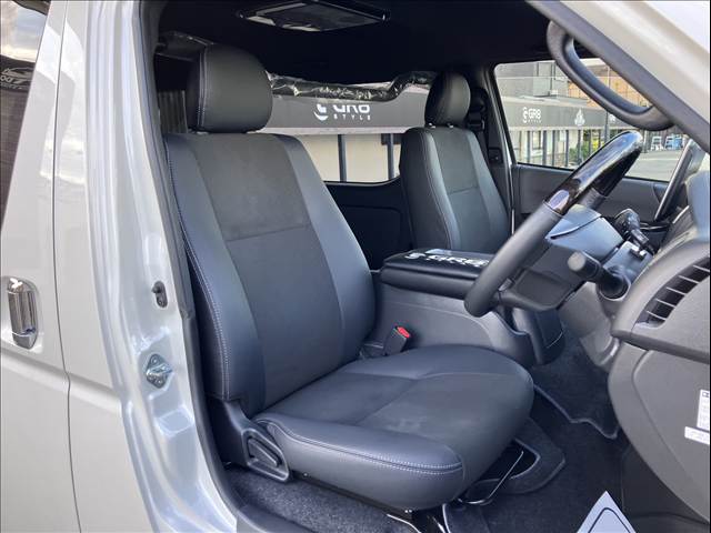 Toyota Hiace Van 7