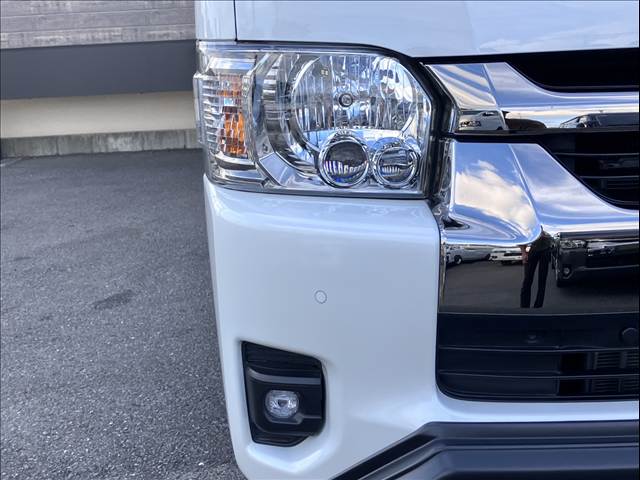 Toyota Hiace Van 10
