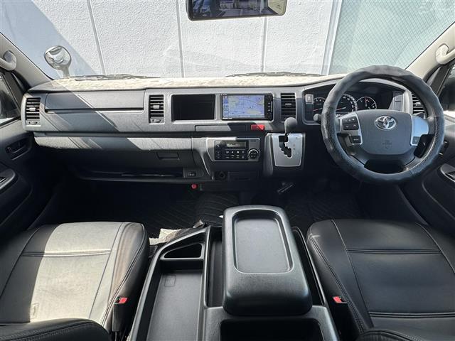 Toyota Hiace Commuter 4