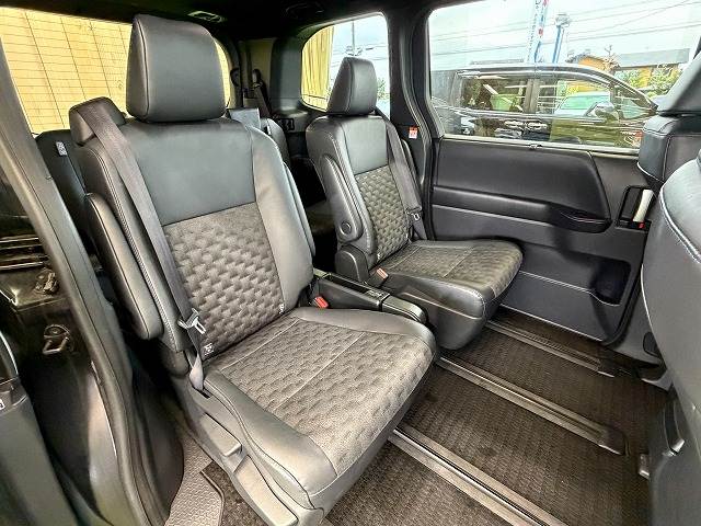 Toyota Voxy 11