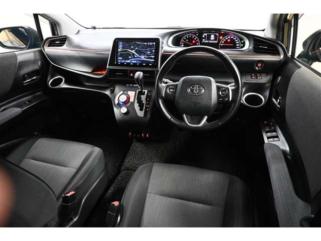 Toyota Sienta 4