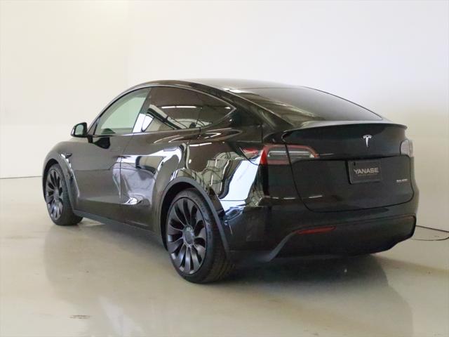 Tesla Model Y 4