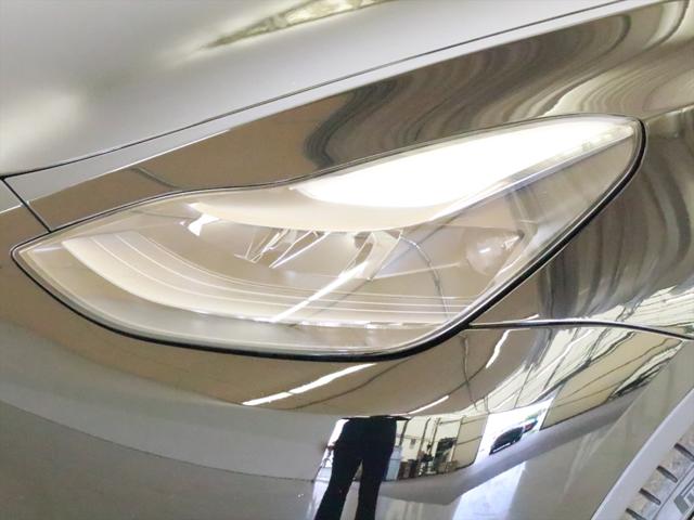 Tesla Model Y 8