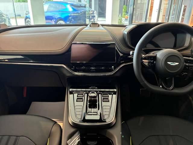Aston Martin DBX 12