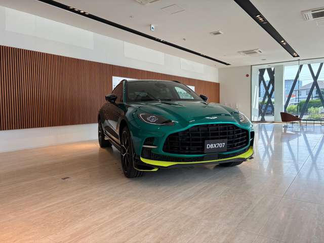 Aston Martin DBX 6