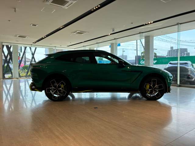 Aston Martin DBX 8