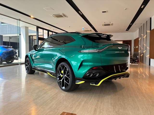 Aston Martin DBX 9