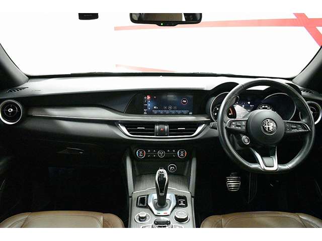 Alfa Romeo Stelvio 8