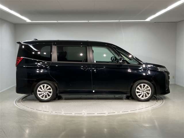 Toyota Noah 4