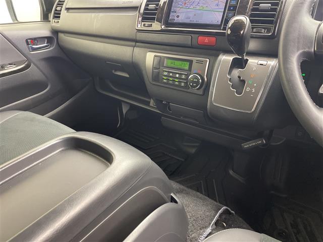 Toyota Hiace Van 12