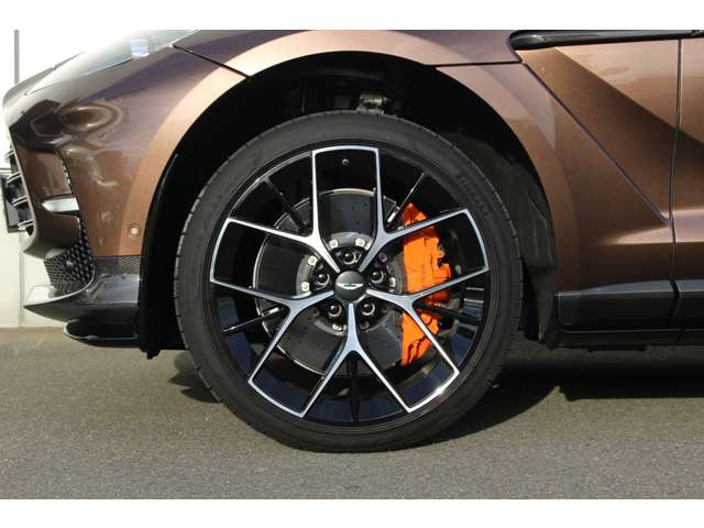 Aston Martin DBX 4