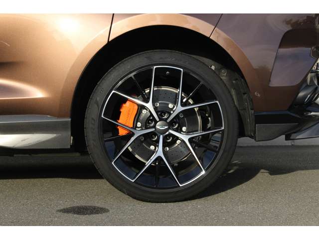 Aston Martin DBX 5