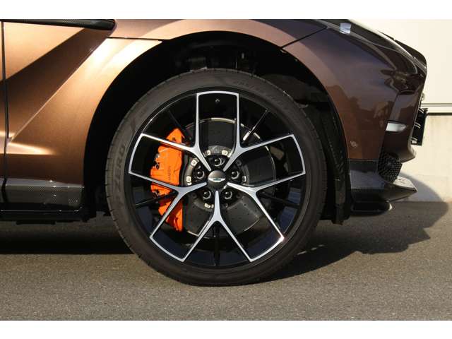 Aston Martin DBX 6